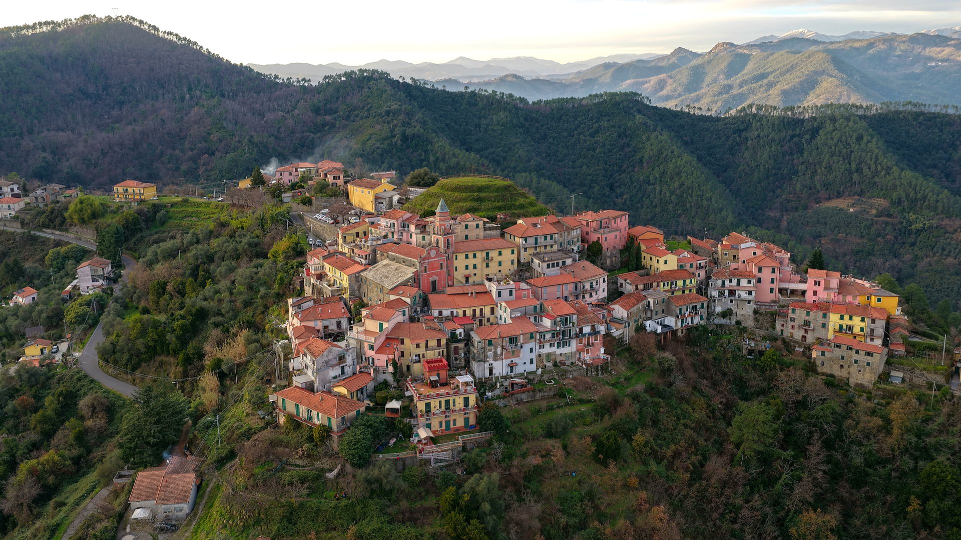 Borgo al Tramonto — fotografia aerea con drone, Tivegna