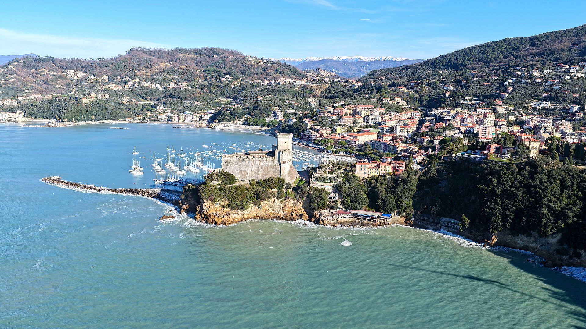 Lerici e le Apuane Innevate — fotografia aerea con drone, Lerici